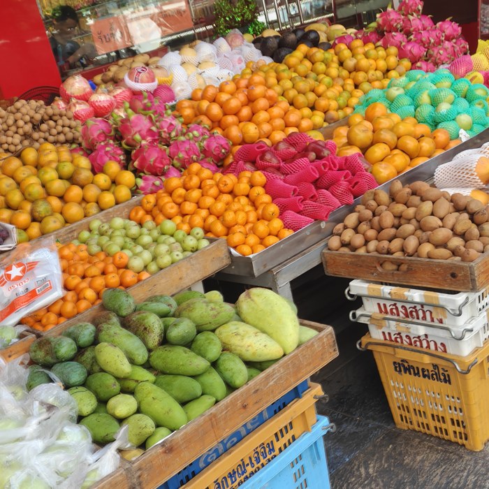Marché local thaïlandais, fruits et couleurs